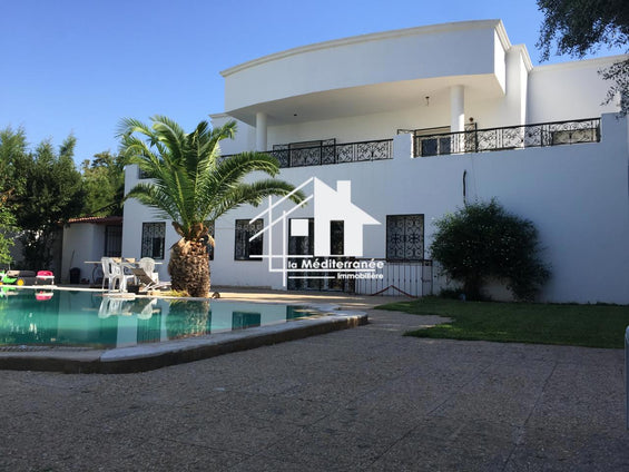 A Vendre Villa de charme avec piscine à La Soukra