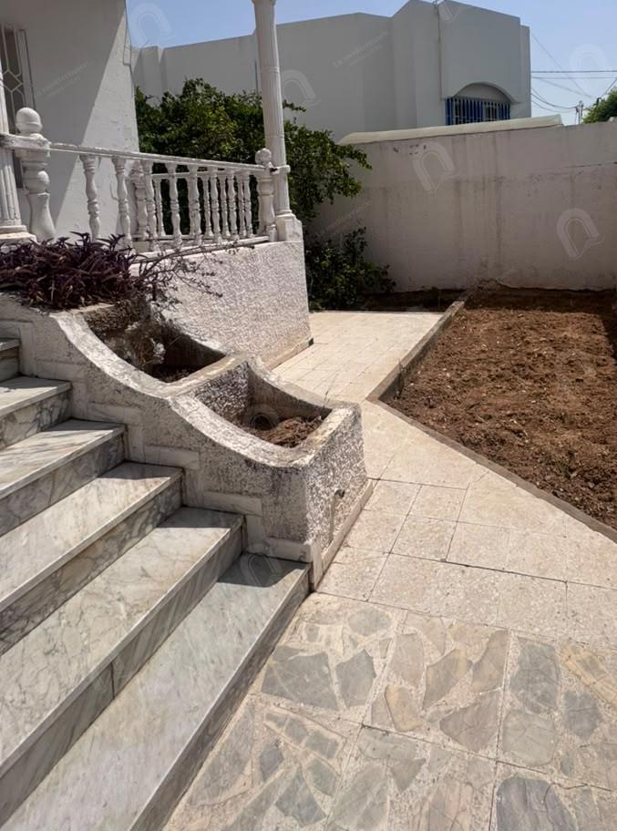 A vendre une villa d'angle sur deux niveau