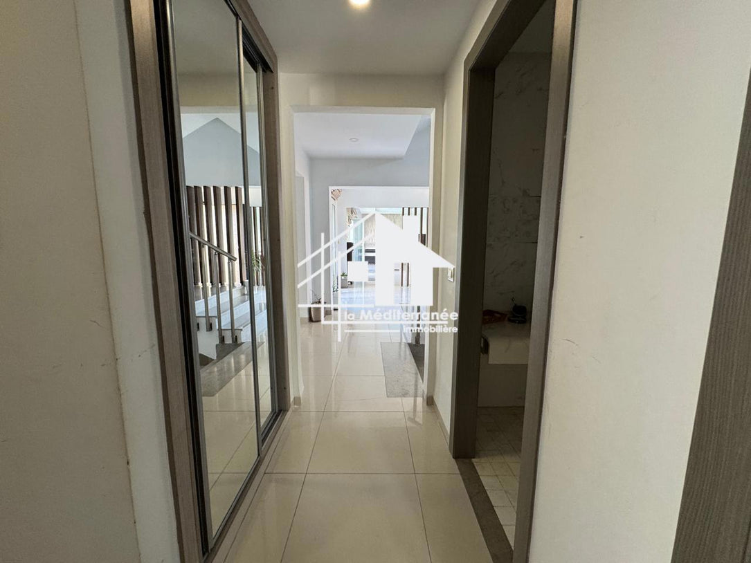 Une magnifique villa S+5 avec piscine au Lac 2