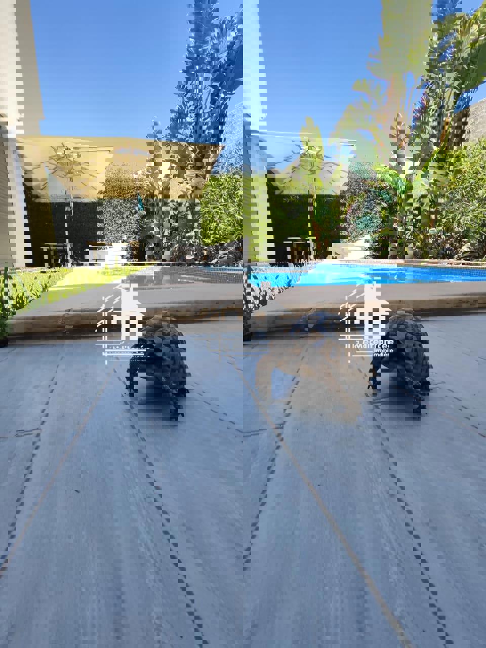 A louer une magnifique villa avec piscine et jardin