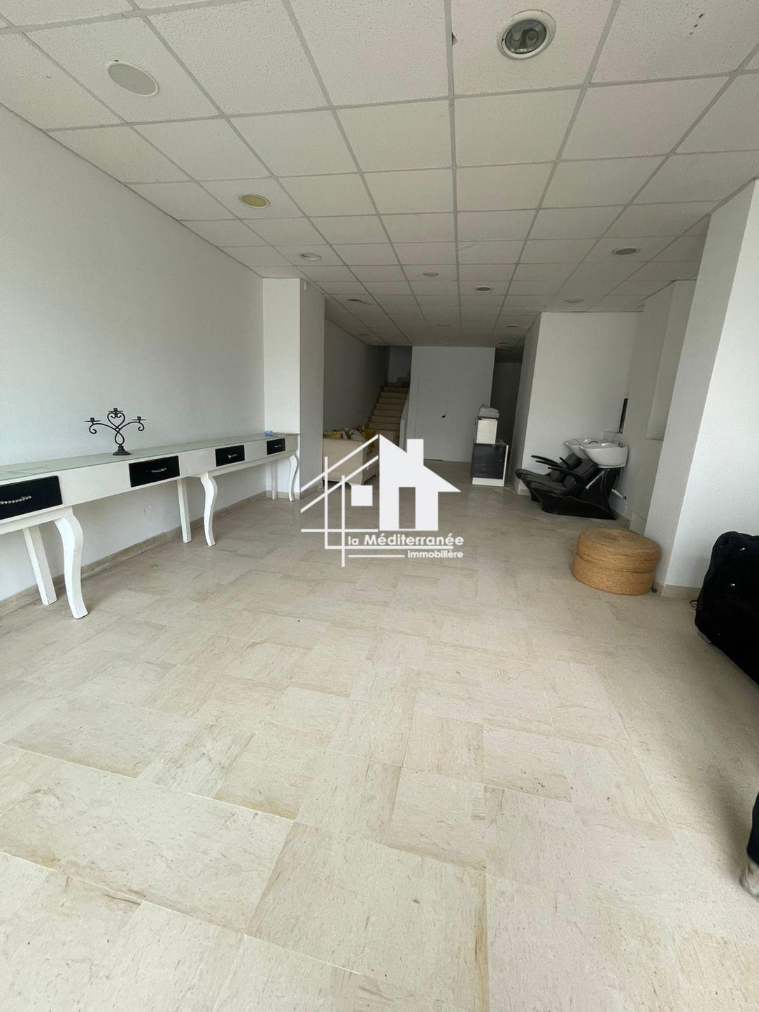 a vendre local 220 m² aux jardin el menzeh2