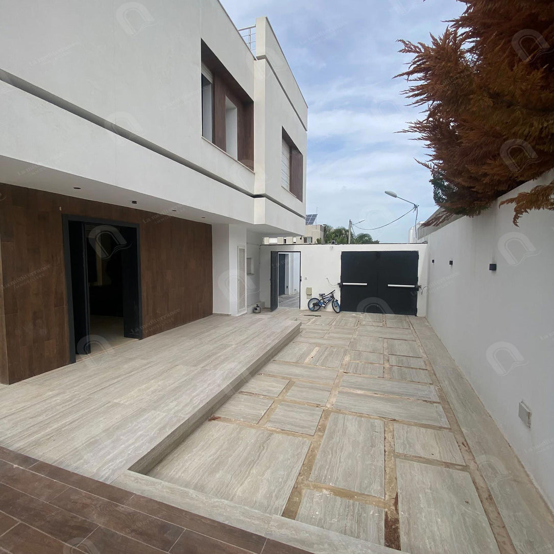 A louer villa s+2 à la soukra