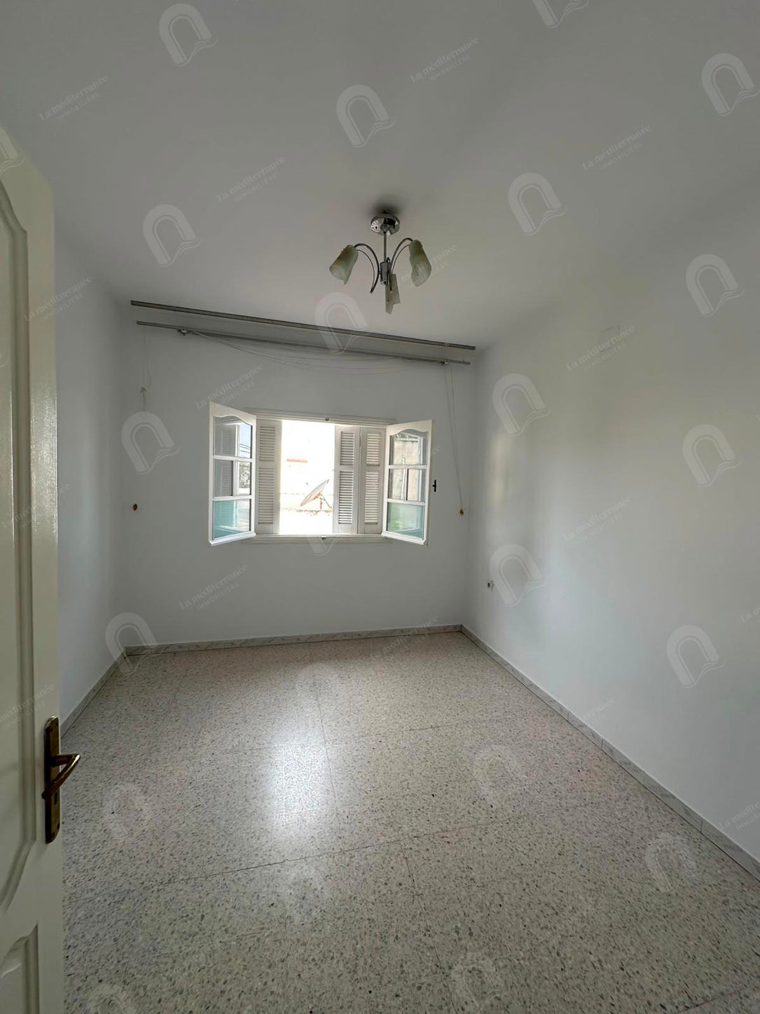 A louer un étage de villa S+3 situé au 1er étage