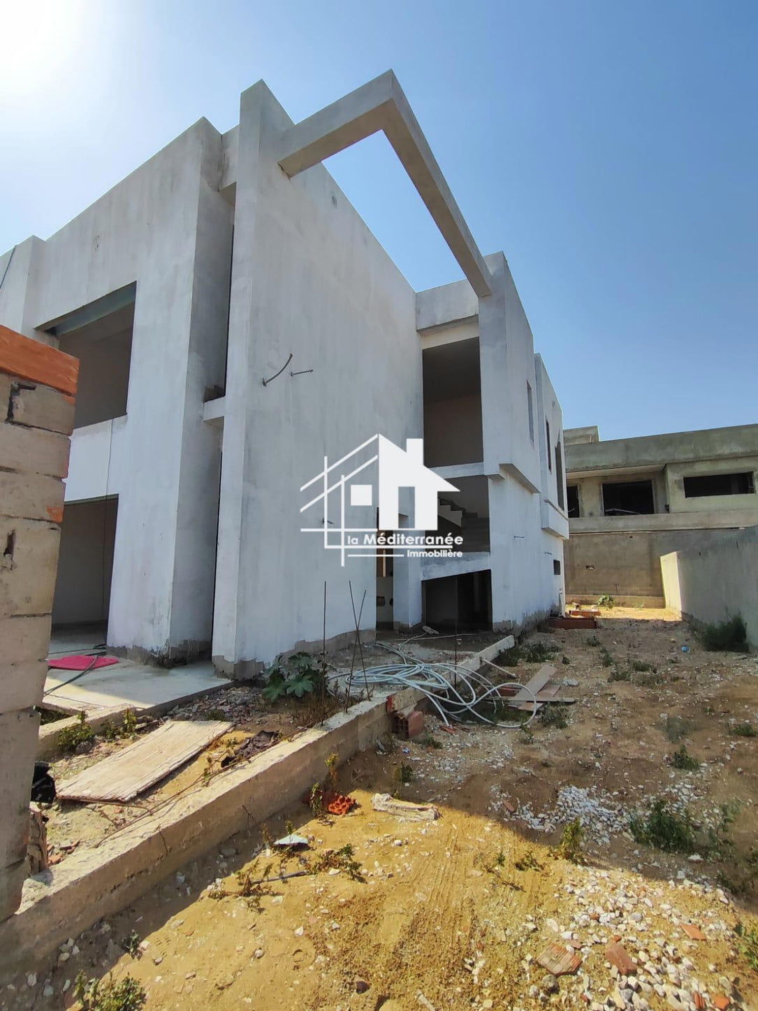 A vendre Villa Jumelée inachevé a la Soukra