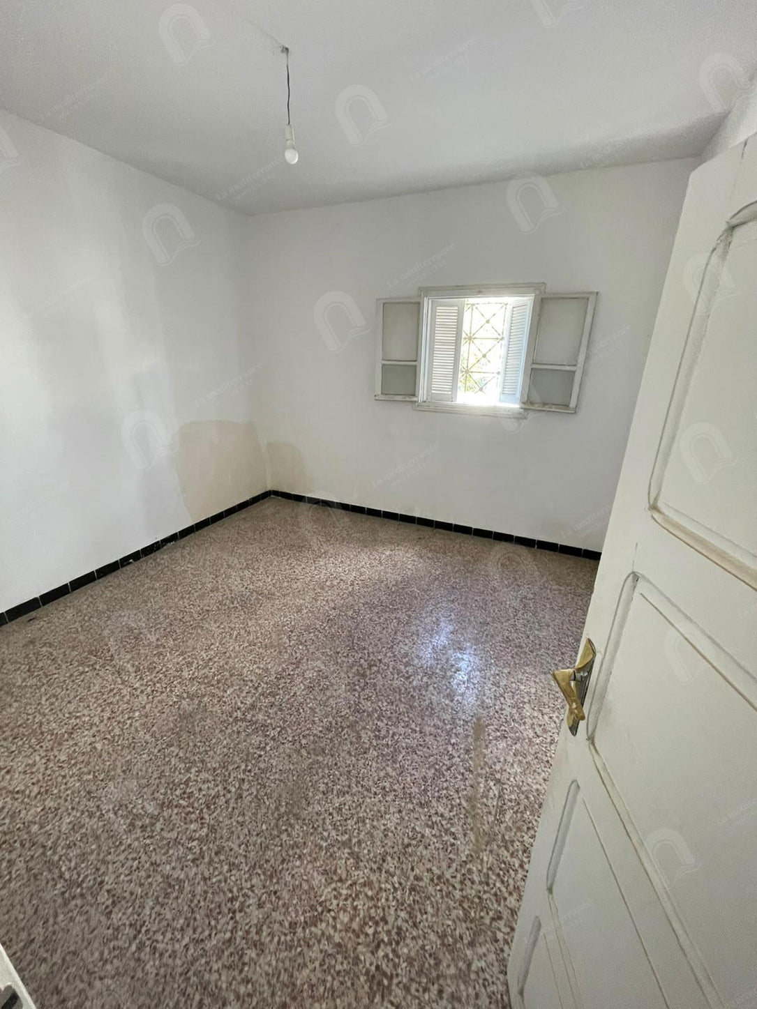 A louer un étage de villa S+3 situé au 1er étage