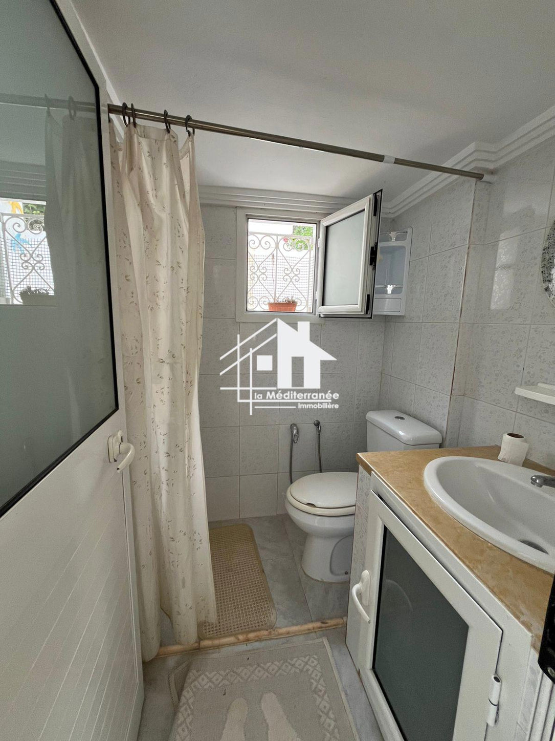 A louer un studio meublé au RDJ à Amilcar