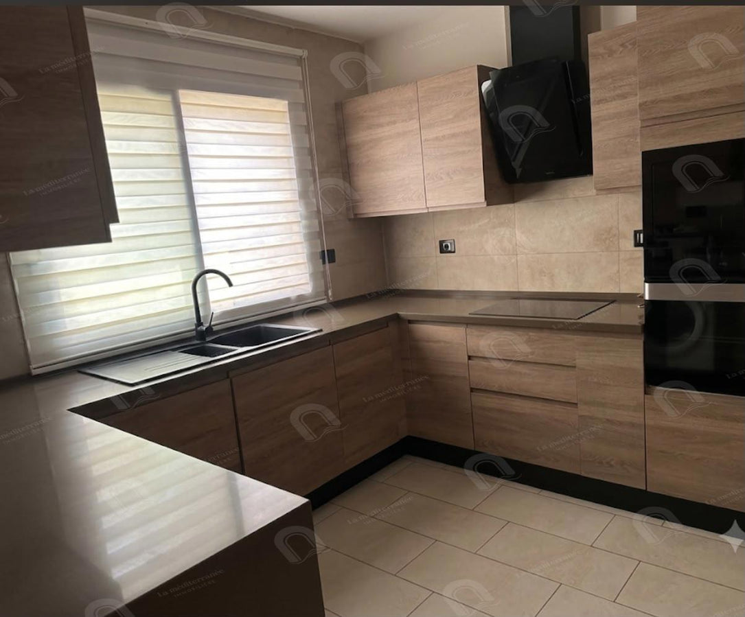 A vendre une villa jumelée avec piscine et jardin