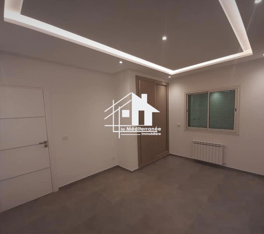 A louer un etage de villa s+2 à el manar 1