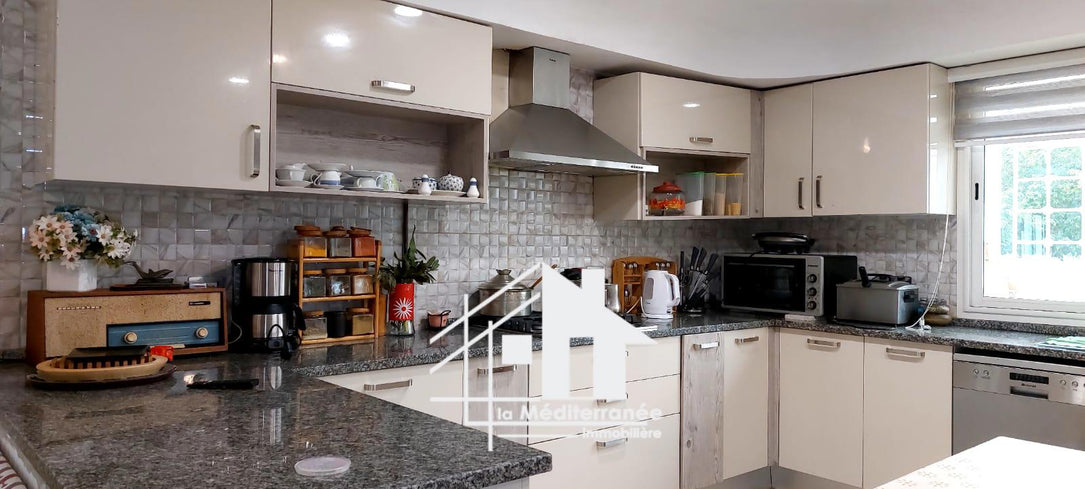 A louer villa S+5 avec piscine à la Soukra