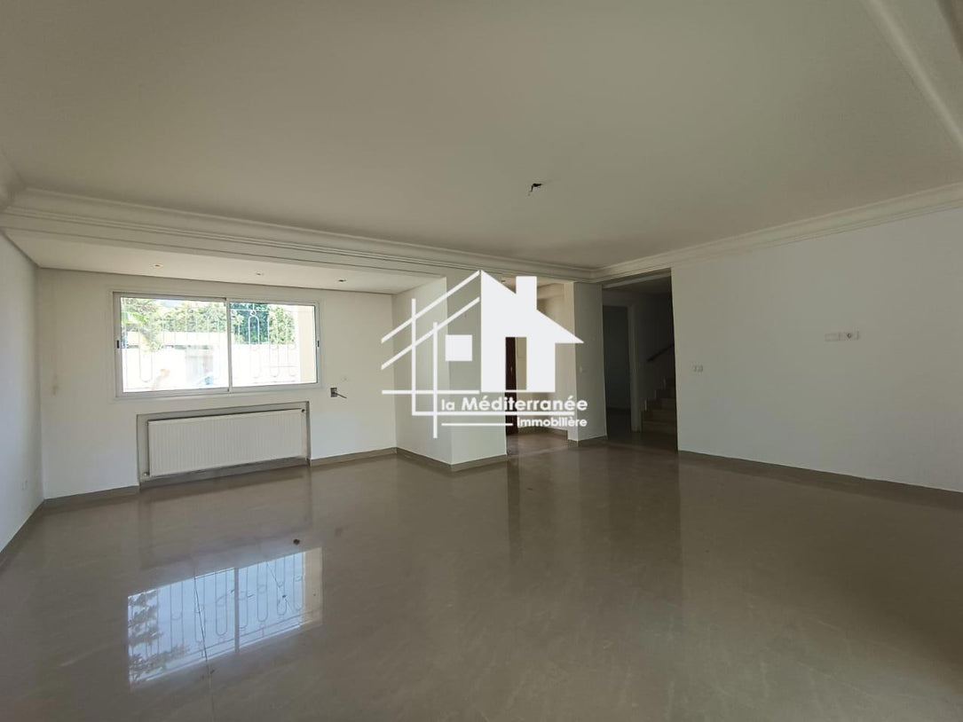 A vendre une villa avec avec piscine à la soukra