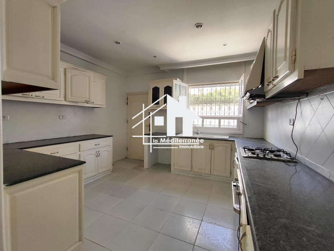 A vendre une villa avec piscine à la soukra