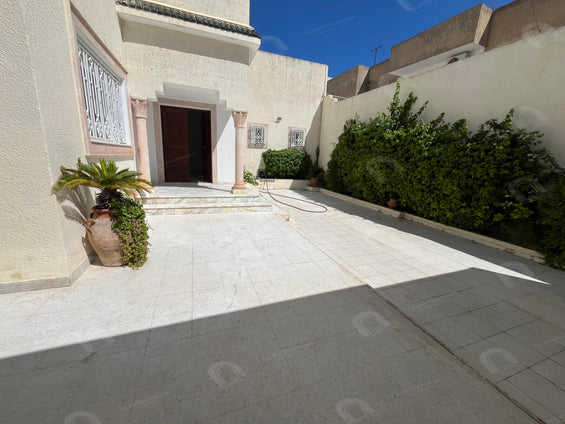 À louer RDC s3 à la Marsa cité les juges