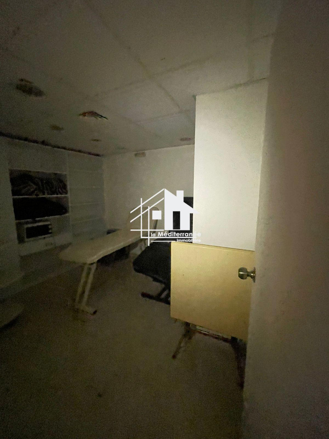 a vendre local 220 m² aux jardin el menzeh2