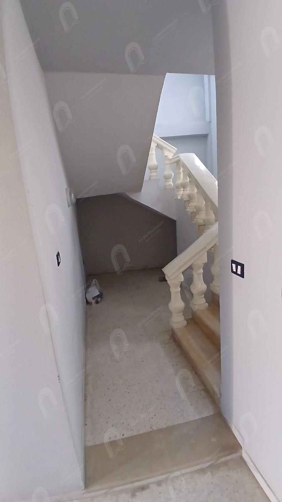 A loue rvilla S+4 de style duplex, indépendante au bardo