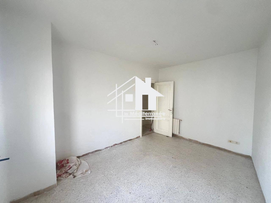 à louer un appartement s+3 à cité Ennasr