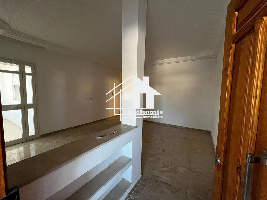 A louer un étage de villa S+2 indépendant à khaznadar