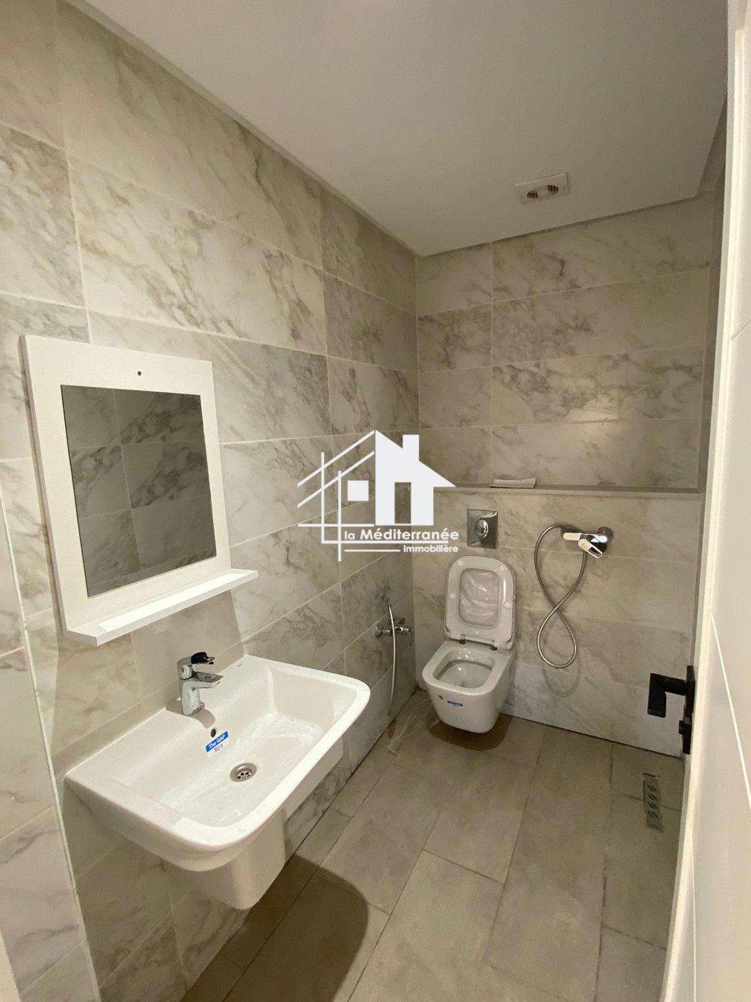 Un appartement S+2 vide à Riadh al andalous