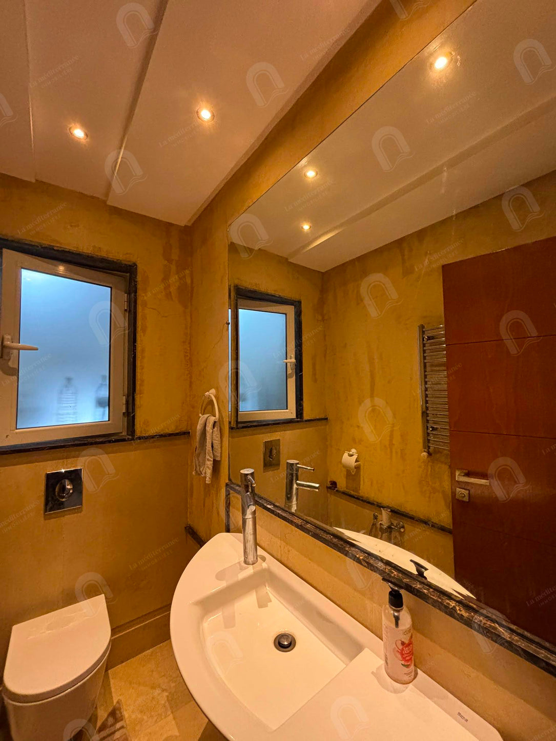 a louer  étage de villa S+4 situé au 1er étage à Cité Riadh