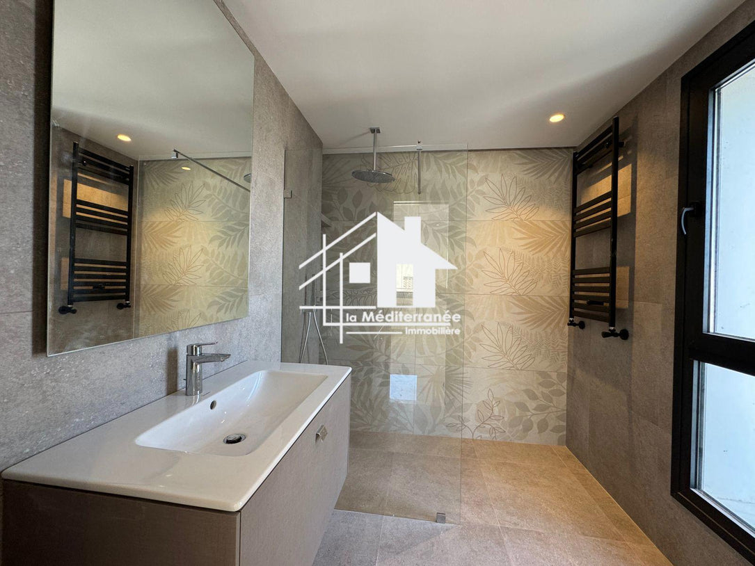 Une magnifique villa S+3 avec piscine à cité les pins