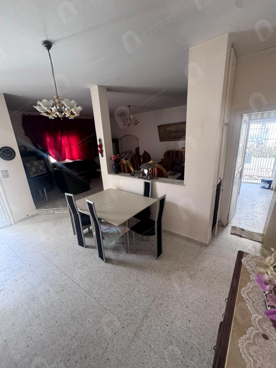 A vendre une villa d'angle sur deux niveau