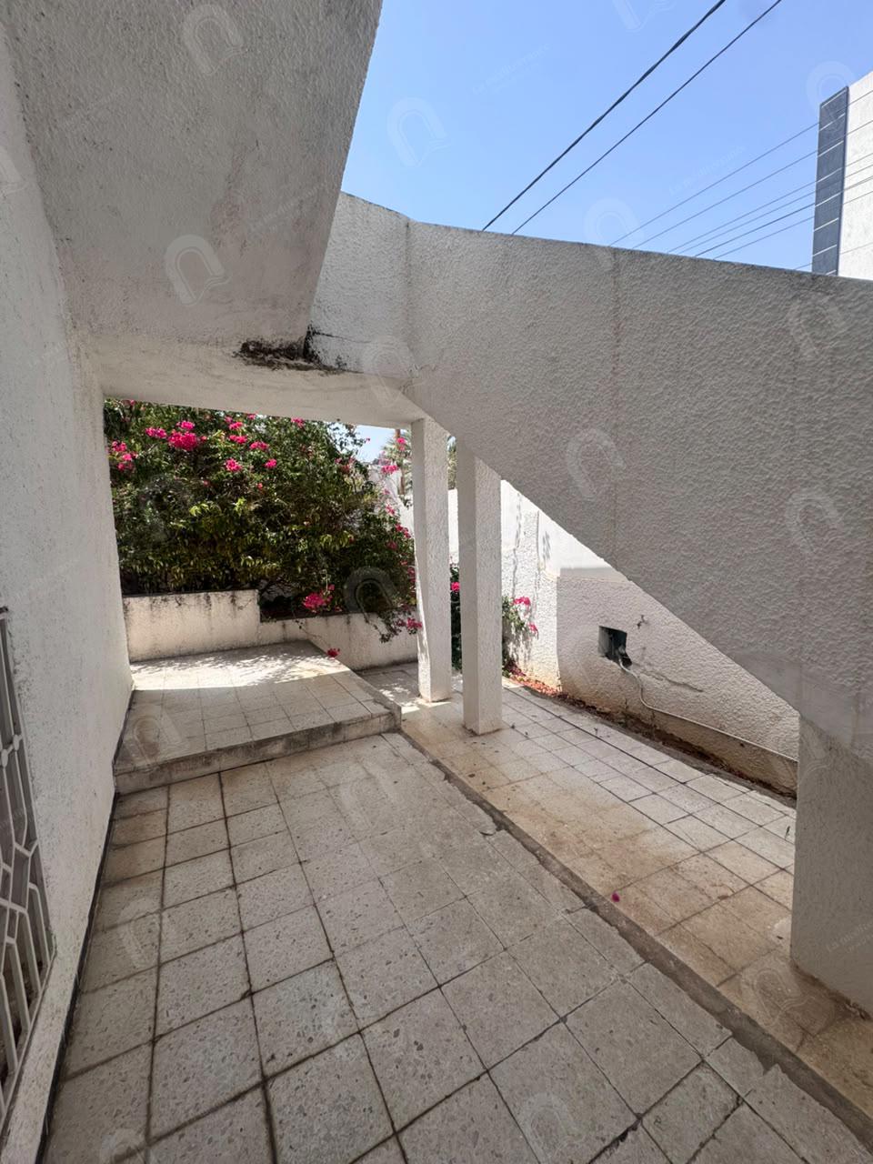 A vendre une villa d'angle sur deux niveau