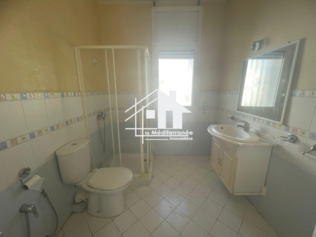 A vendre villa s+6 avec piscine à Marsa Nassim