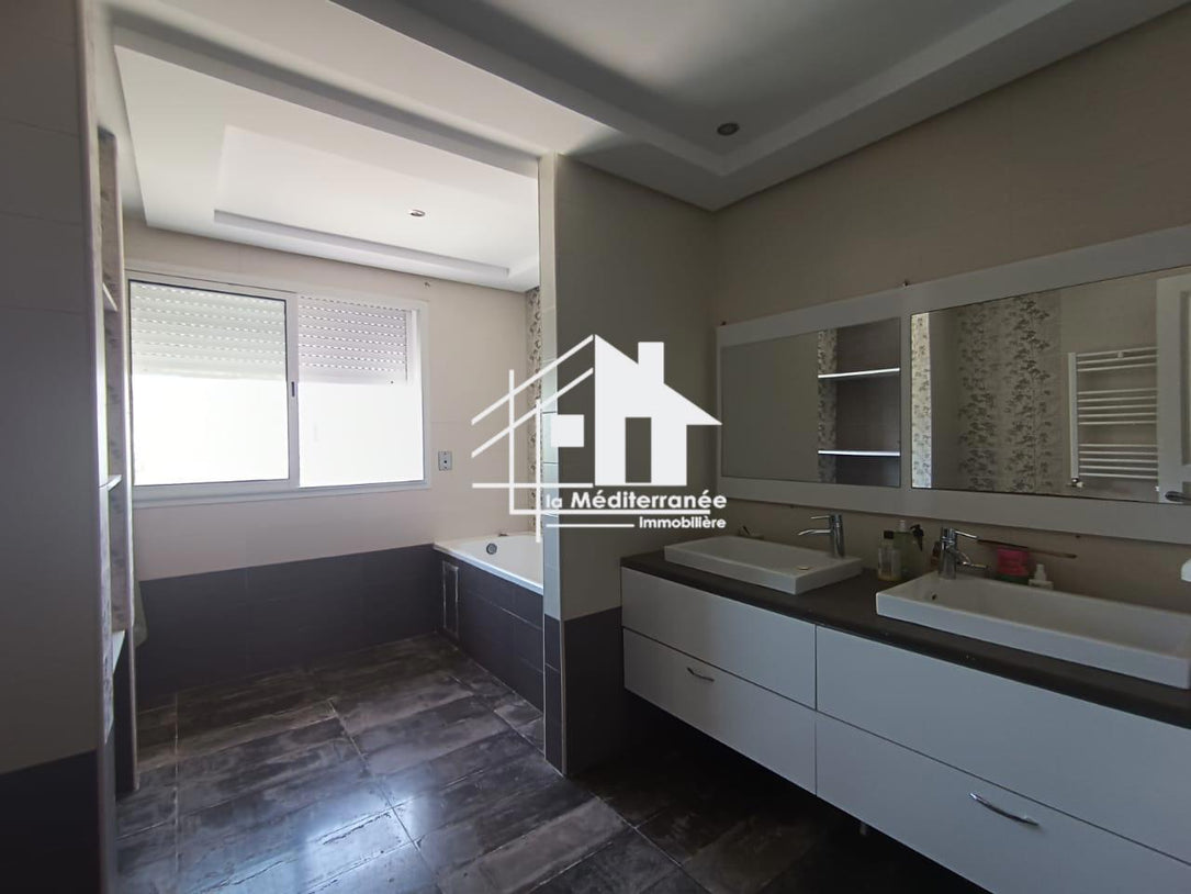 A vendre une villa avec avec piscine à la soukra