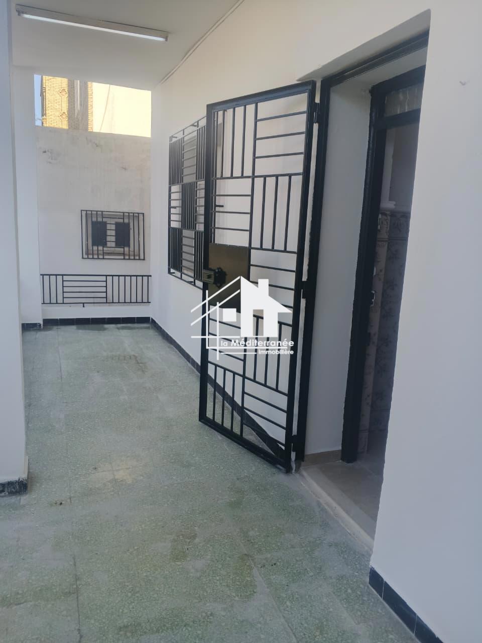 A louer étage de villa S+3 Rdc à bayrem etounsi