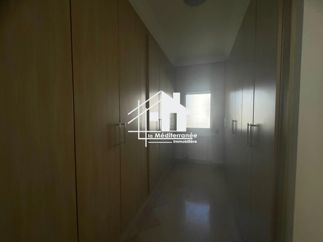 A vendre villa s+6 avec piscine à Marsa Nassim