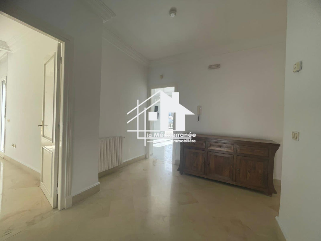 A vendre villa s+6 avec piscine à Marsa Nassim