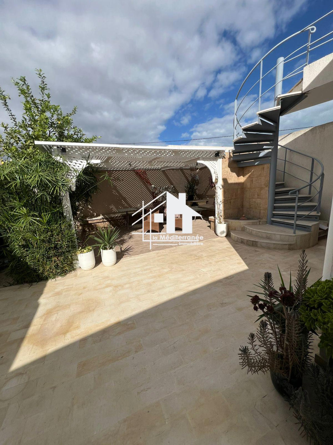 A louer une luxueuse villa plain pied avec piscine