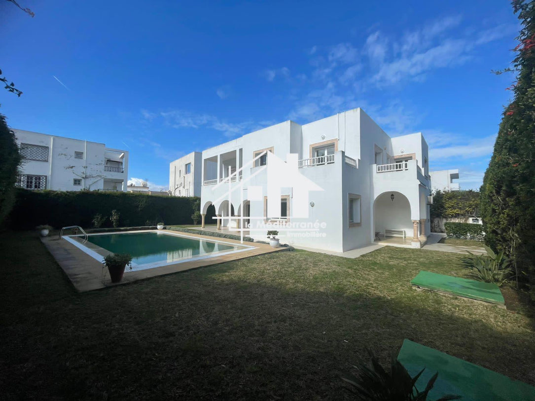 A vendre villa s+6 avec piscine à Marsa Nassim