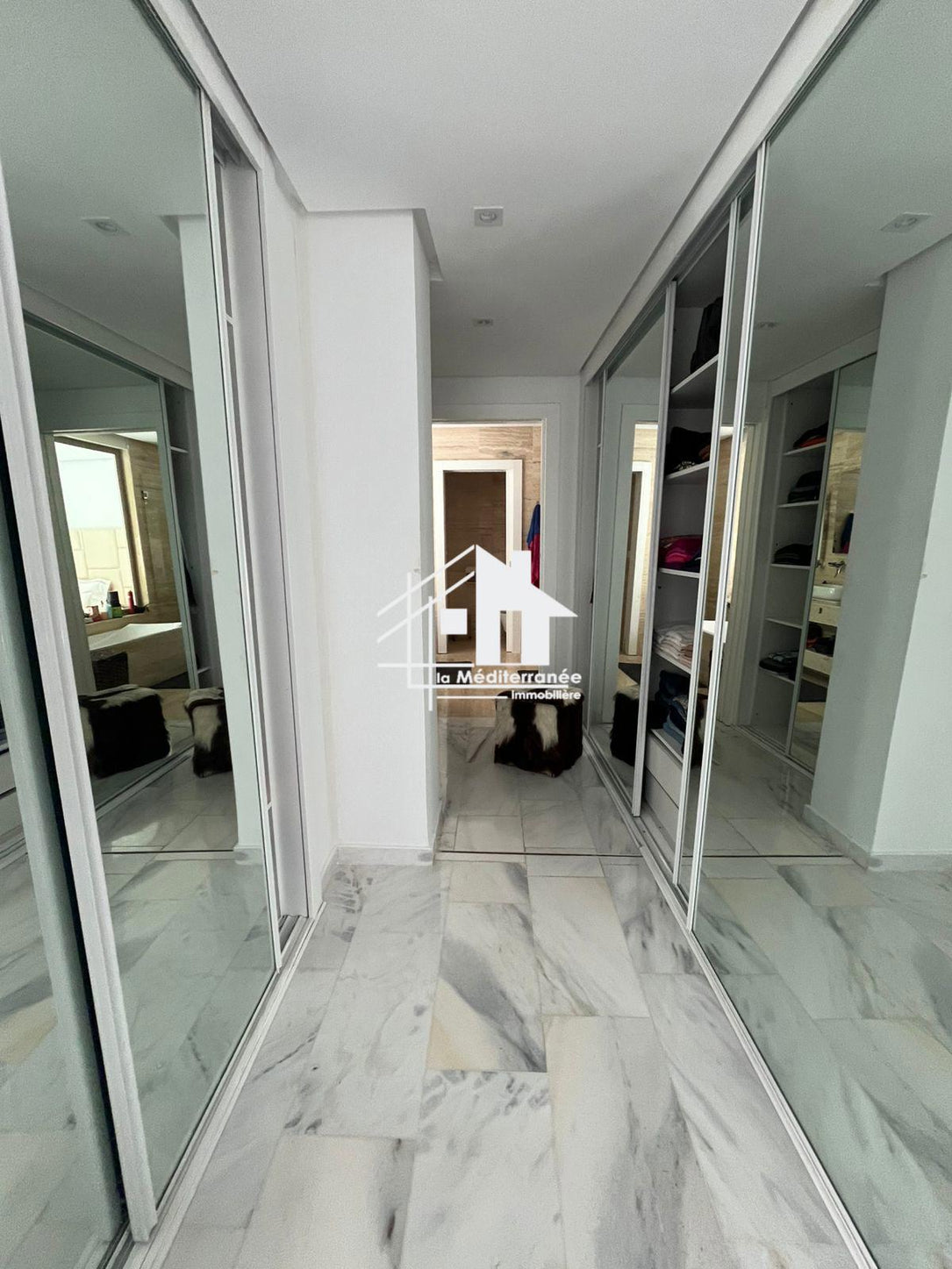 A louer un appartement s+2 vide à Gammarth touristiqie