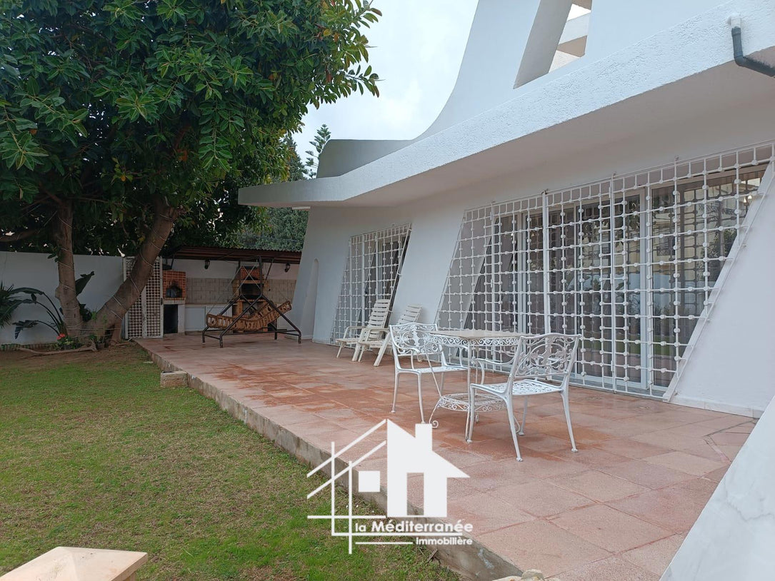 A louer villa S+5 avec piscine à la Soukra