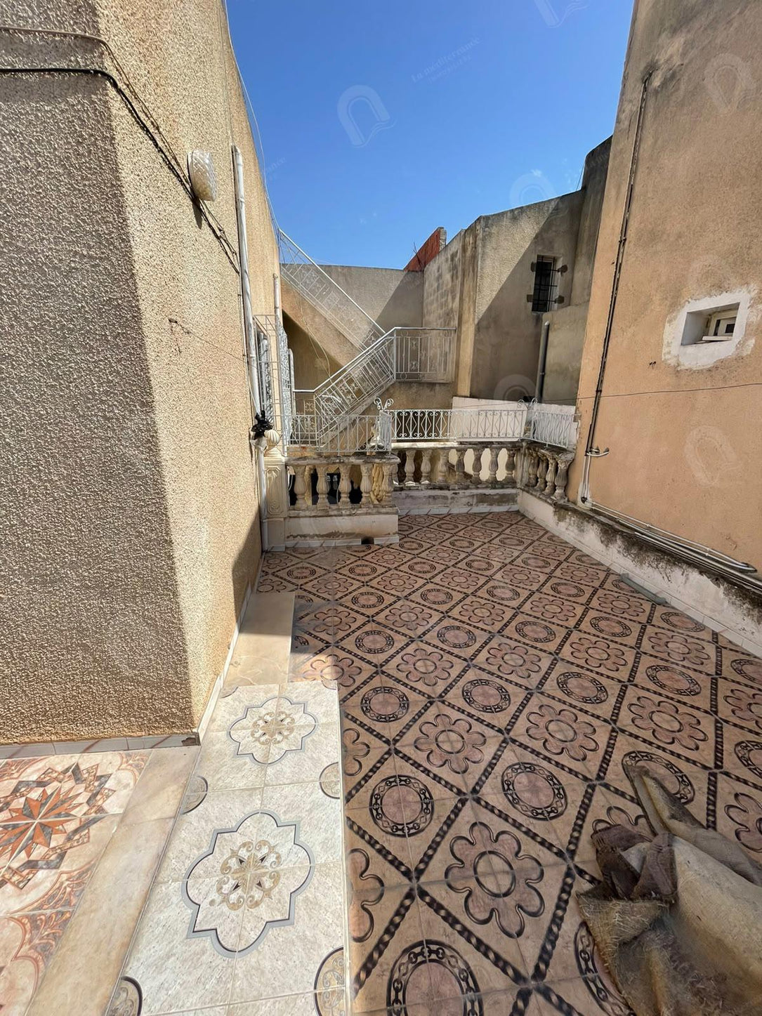 A louer un étage de villa S+3 indépendant situé au 1er étage
