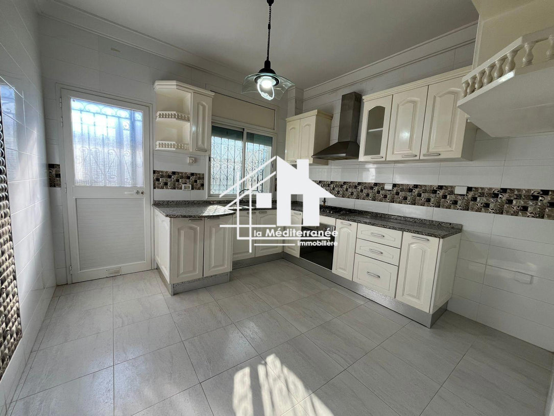 A louer Etage de Villa s+3 à La Marsa Stade