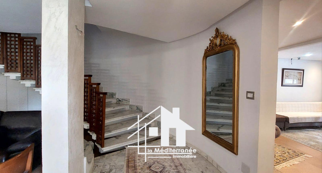 A louer villa S+5 avec piscine à la Soukra