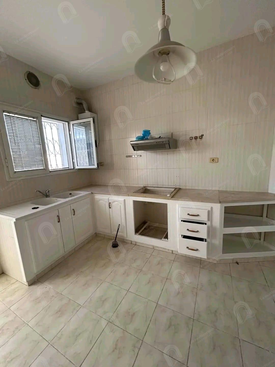 A louer un étage de villa S+2 a cité fattouma
