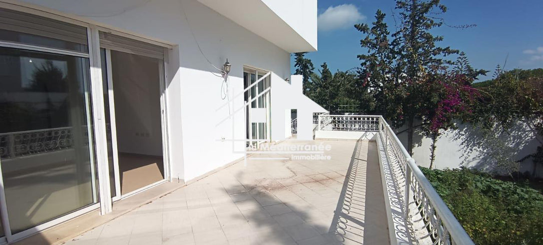 A louer villa S+5 à la Soukra