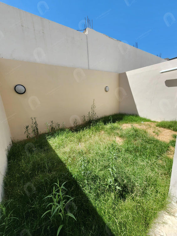 A vendre un duplex neuf de type s2 avec jardin