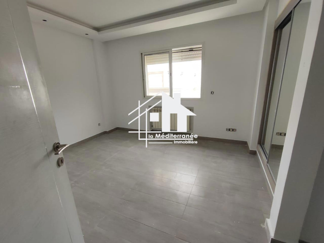 A louer une villa s+5 avec double jardin à la soukra