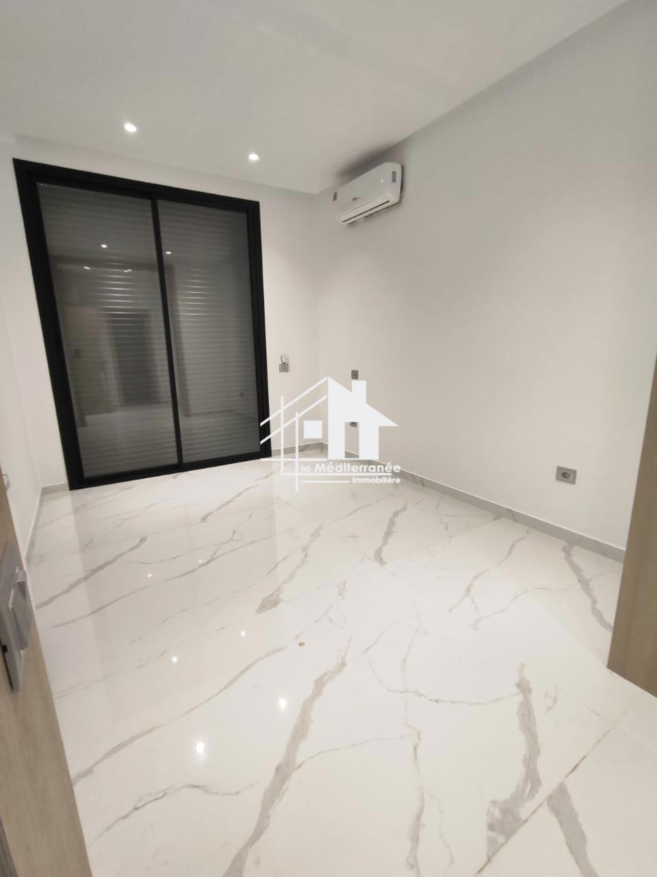 A louer villa S+4 La Soukra