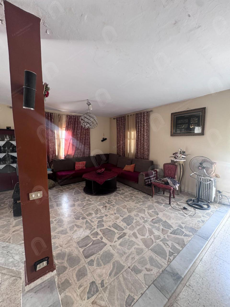 A vendre une villa d'angle sur deux niveau