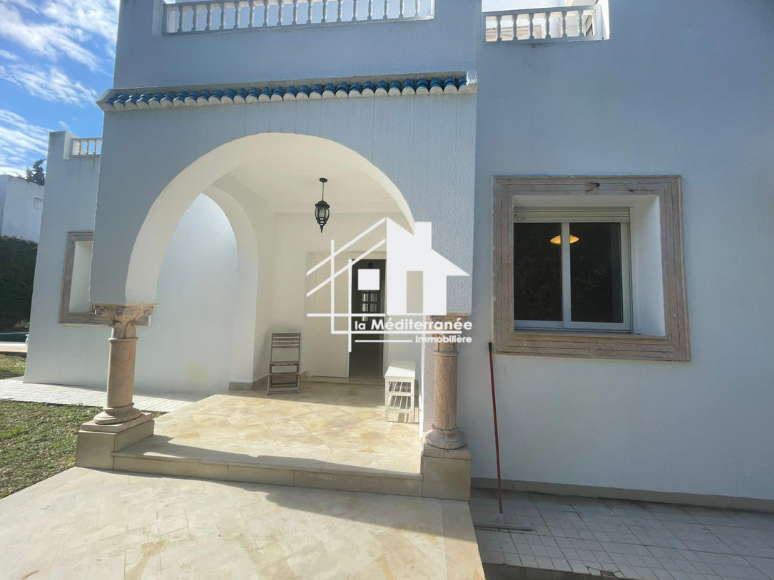 A vendre villa s+6 avec piscine à Marsa Nassim