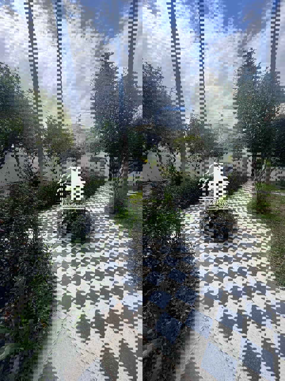 à louer rez de chaussée s+3 avec jardin au bardo