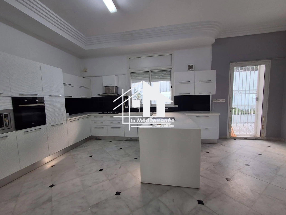une villa S+5  la marsa corniche