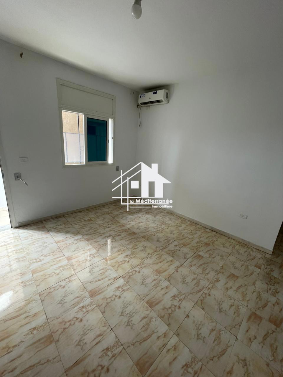 A louer étage de villa s+3  au bardo lahnaya