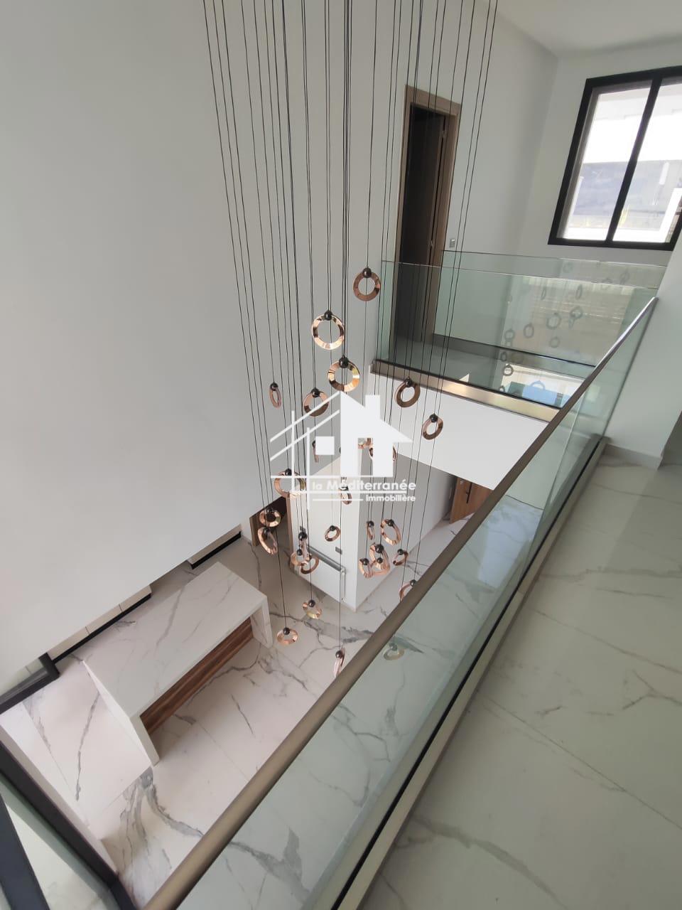 A louer villa S+4 La Soukra
