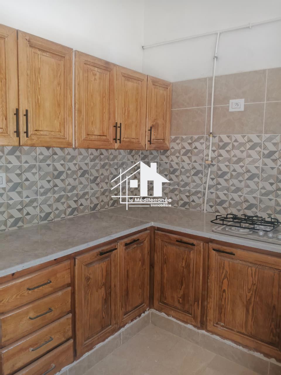 A louer étage de villa S+3 Rdc à bayrem etounsi