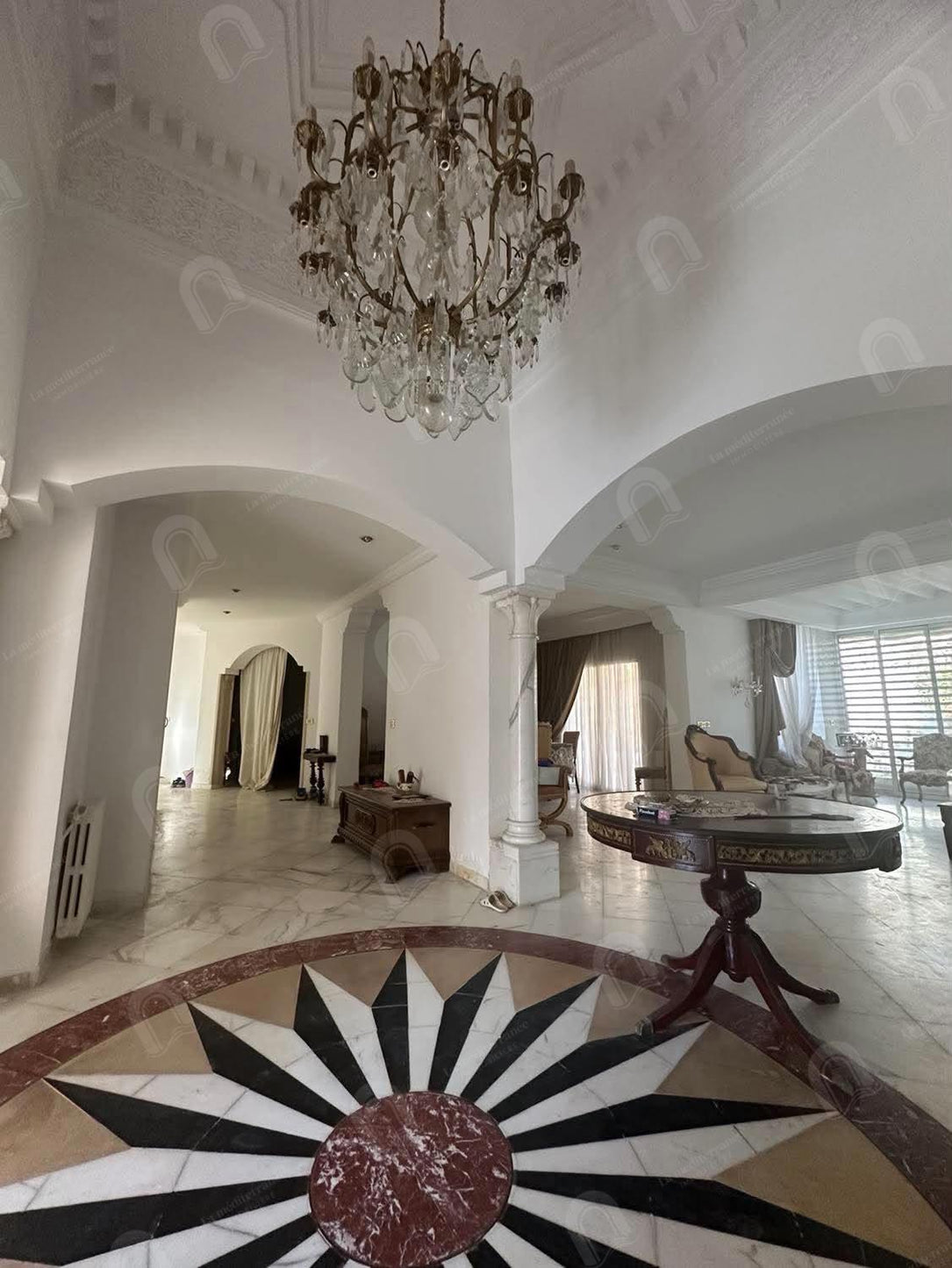 À VENDRE UNE VILLA DE CHARME  DE 1800 M2  À L’AOUINA